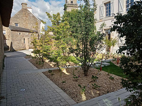 Patio de la Mairie de Ploemel